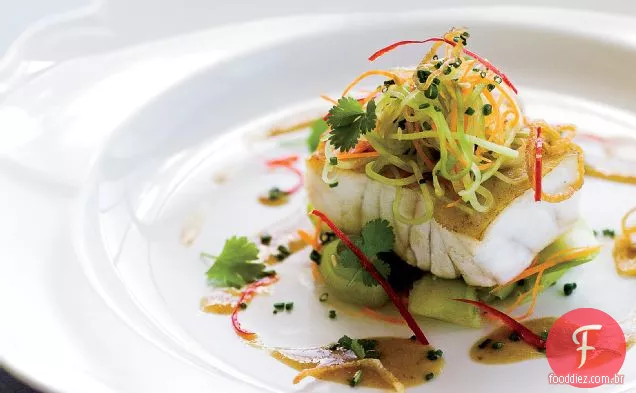 Garoupa com salada de pepino e molho de soja e mostarda