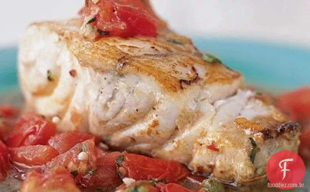 Garoupa assada com molho de tomate robusto