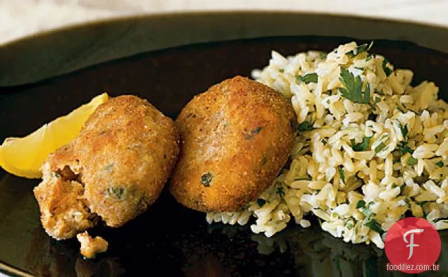 Bolos de salmão com arroz de limão