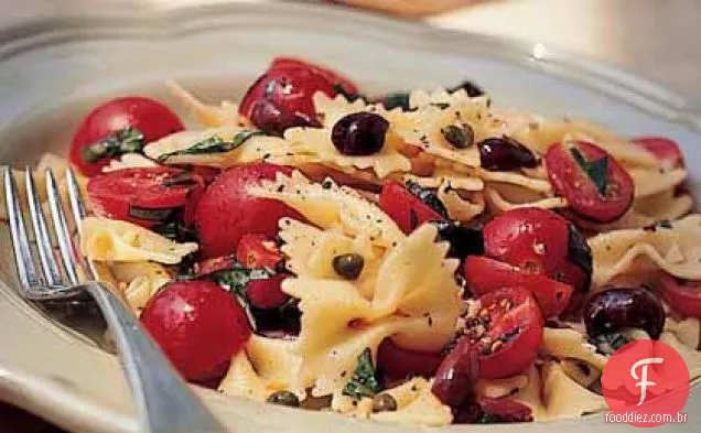 Macarrão com Gravata borboleta com tomate cereja, alcaparras e manjericão