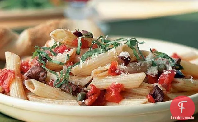 Penne com tomates, azeitonas e alcaparras
