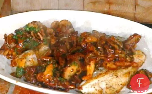 Garoupa assada com cogumelos selvagens: Garoupa al Forno com Funghi Trifolati