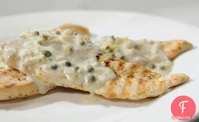 Frango grelhado com molho cremoso de alcaparras