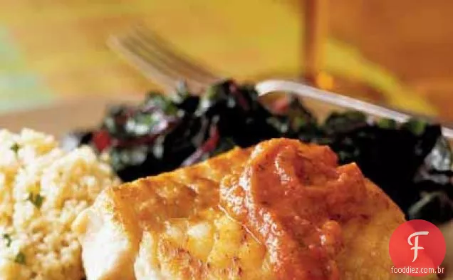 Garoupa assada com molho de tomate assado
