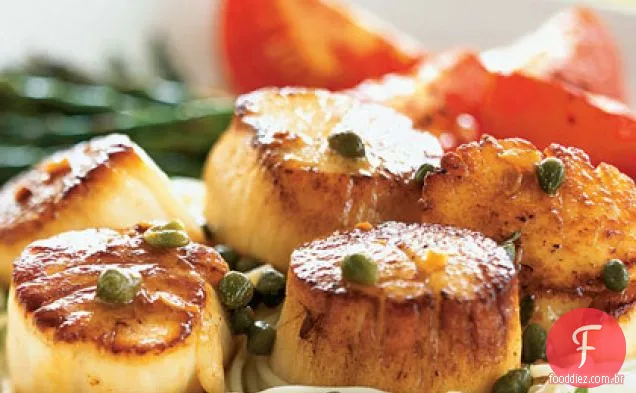 Vieiras com alcaparras e molho de manteiga marrom