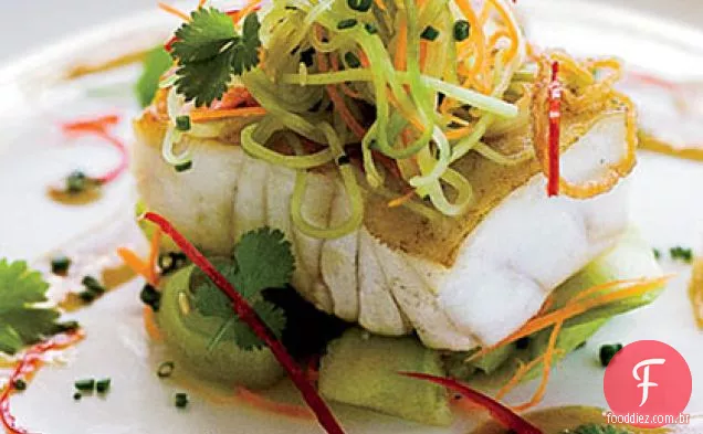 Garoupa com salada de pepino e molho de soja e mostarda