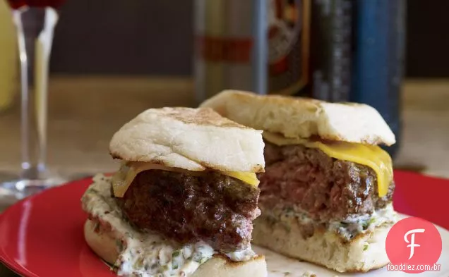 Hambúrgueres de carne e cordeiro com cheddar e Caper Remoulade