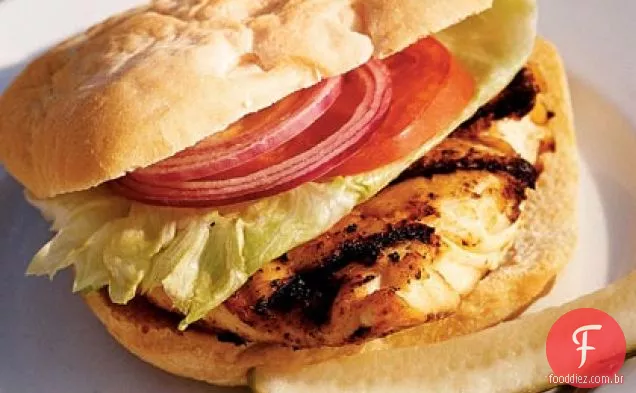 Sanduíche de Garoupa grelhada com molho tártaro Chipotle