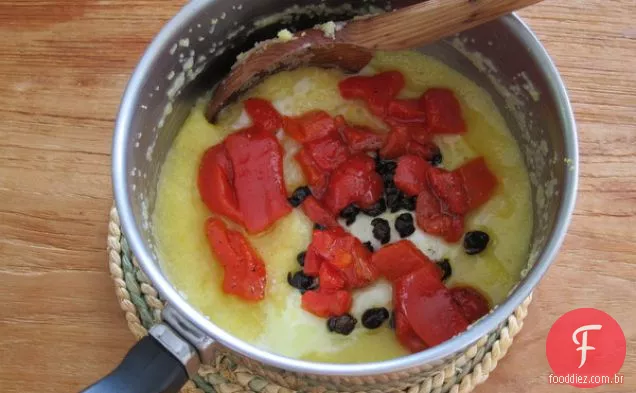 Polenta Macia Com Ovo, Pimentão Vermelho E Alcaparras Fritas