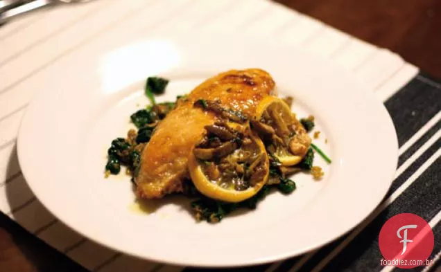 Jantar esta noite: frango salteado com azeitonas, alcaparras e limões assados