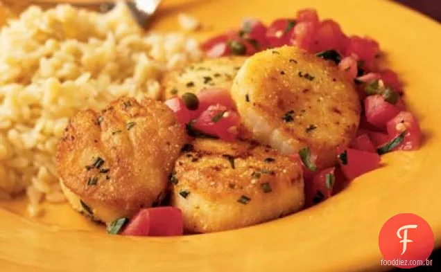 Vieiras fritas de alecrim com salada de tomate e alcaparras