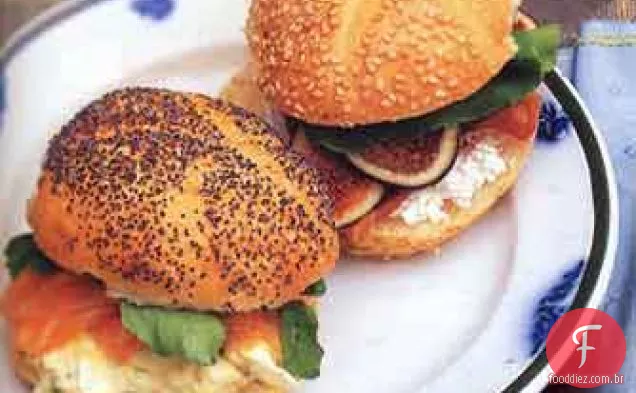 Sanduíches de salada de ovo de estragão-alcaparras com salmão defumado