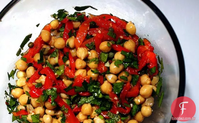 Salada De Grão De Bico Com Pimentão Vermelho Assado