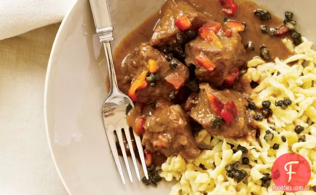 Goulash de vitela com páprica, cominho e alcaparras fritas