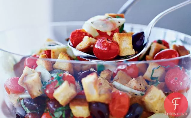 Salada de pão com tomate assado e alcaparras