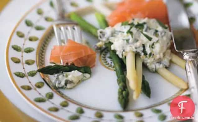 Espargos Com Salmão Defumado E Molho De Gribiche