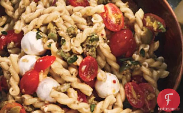 Salada De Macarrão Com Tomate Cereja E Olivada Verde