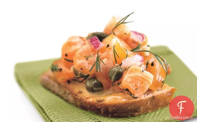 Tartare De Salmão Dilatado Em Pão Integral