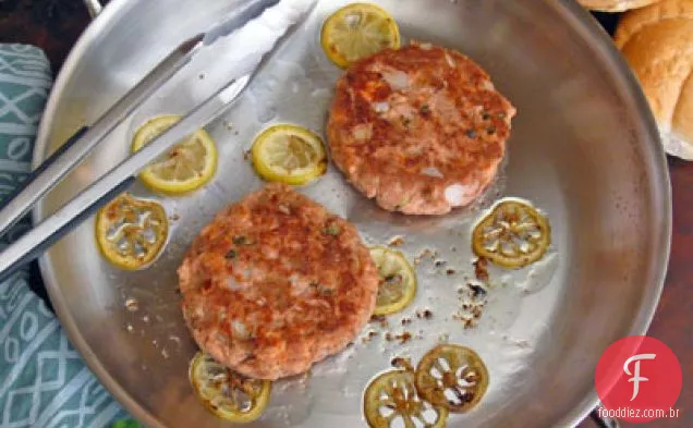 Hambúrguer De Salmão Com Alcaparras E Fatias De Limão Frito