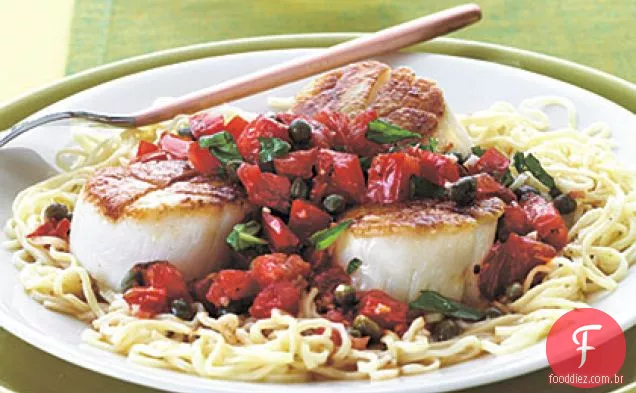 Vieiras com alcaparras e tomates