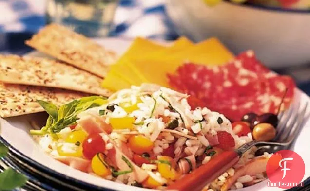 Salada de arroz com presunto e tomate