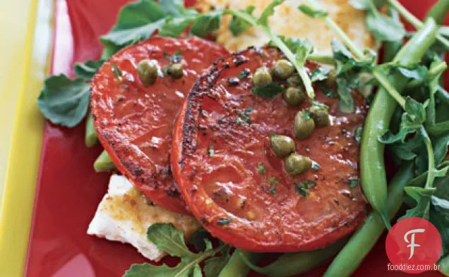 Salada de tomate e queijo feta grelhado na frigideira com molho de limão e alcaparras