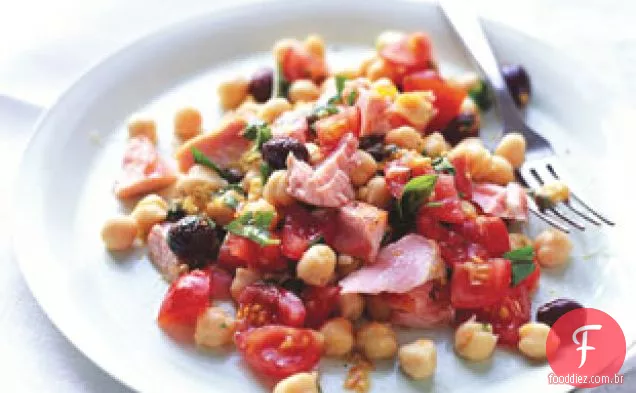 Salada De Salmão Fresco Com Grão De Bico E Tomate