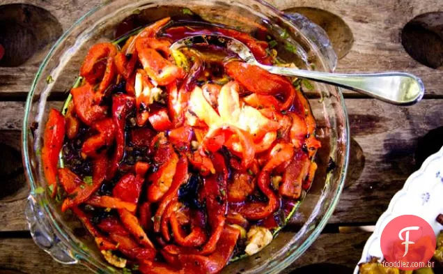 Pimentos vermelhos marinados torrados com alcaparras