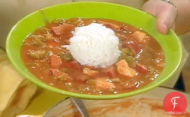 Um grande Gumbo com frango e Salsicha Andouille