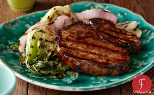 Costeletas de porco vitrificadas grelhadas do BBQ do coreano-estilo com cebolas vermelhas e bebê Bok Choy