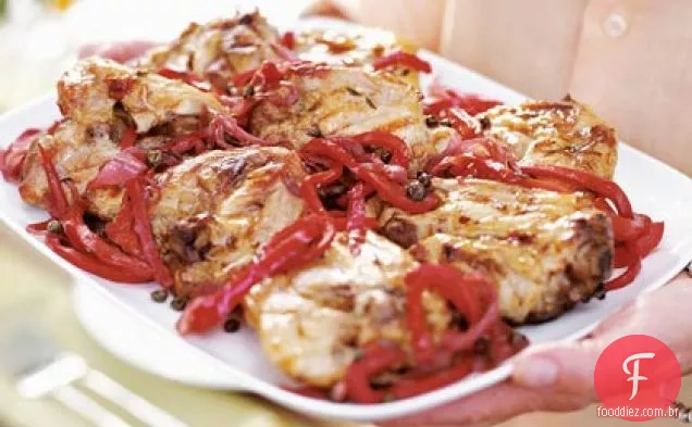 Coxas de frango grelhadas com cebolas doces e pimentas