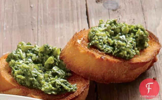 Pesto de hortelã e ervilha em baguete torrada