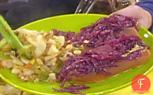 Francos de frango e Slaw vermelho-Kraut Dogs