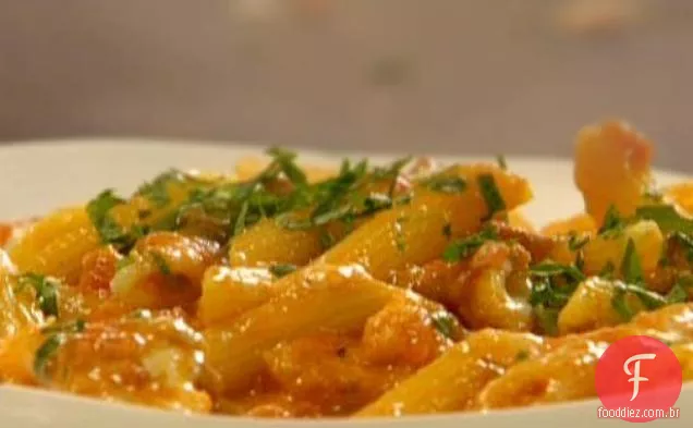 Penne assado com salsicha, tomate e couve-flor