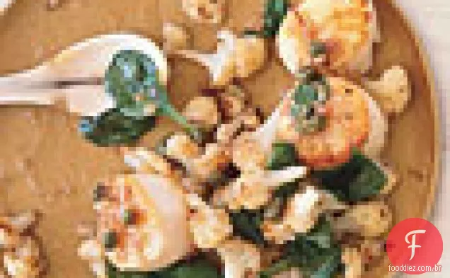 Vieiras com couve-flor, cerejas secas e alcaparras