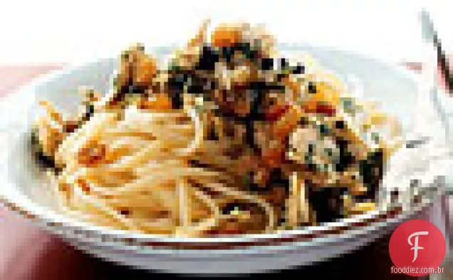 Linguine com atum, alcaparras e passas