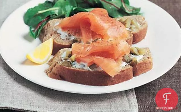 Salmão Fumado Em Centeio Com Alcaparras Creme Azedado