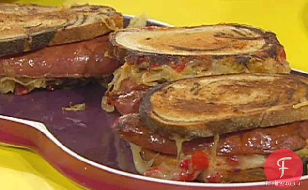 Grelhado Split Kielbasa Reubens com Mostarda Quente-chucrute cominho