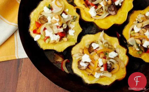 Abóbora de bolota assada com cogumelos, pimentas e queijo de cabra