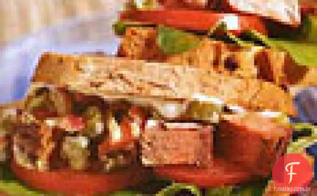 Sanduíches de salada de bife com alcaparras