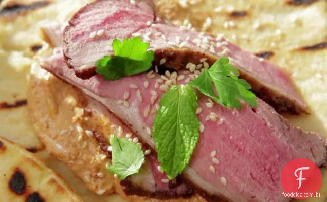 Ras El Hanout Cordeiro marinado Shawarma com pimenta vermelha-molho de tahine de Nogueira