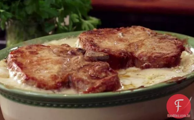 Costeleta de porco do país e batatas com molho branco de pimenta preta