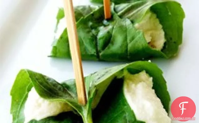 Bolas de queijo de cabra embrulhadas em manjericão Prim
