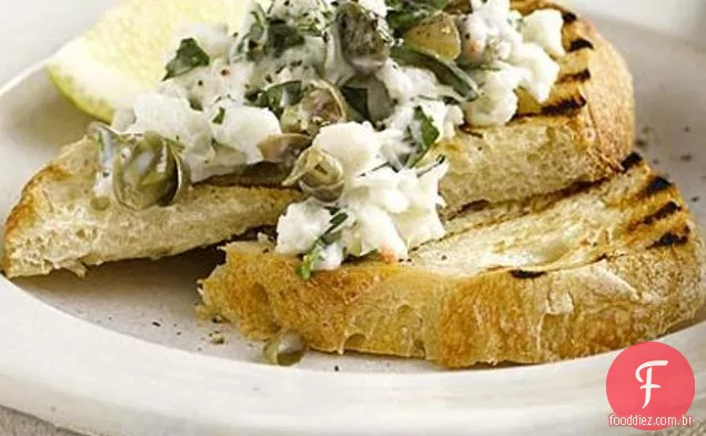 Caranguejo Na Torrada Com Alcaparras E Salsa Mayo