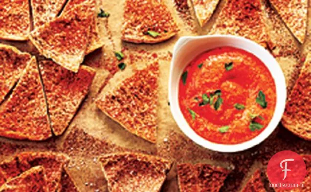 Batatas fritas caseiras com molho de pimenta vermelha