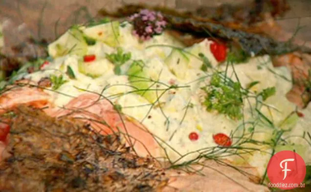 Lado assado crocante do churrasco de salmão com iogurte de pepino
