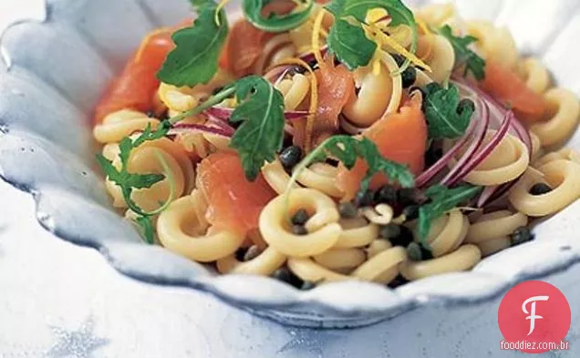 Macarrão De Salmão Defumado Com Rúcula, Cebola Roxa E Alcaparras