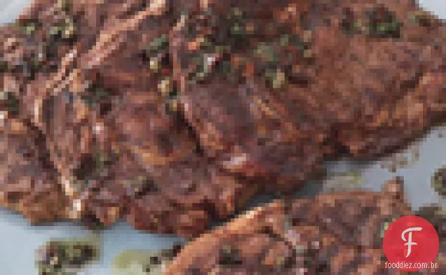 Bifes grelhados alimentados com capim Rib-Eye com vinagrete de alcaparras balsâmico
