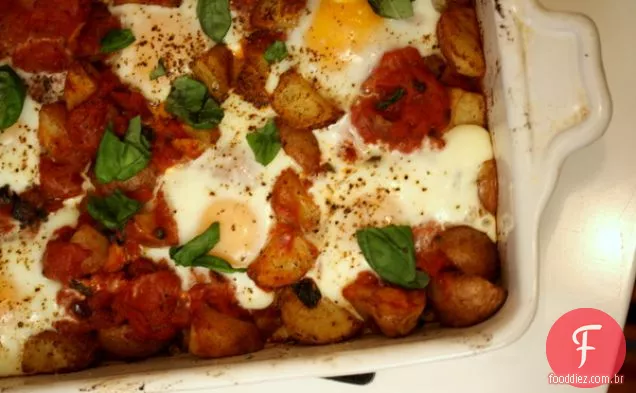 Ovos Cozidos Com Tomates E Batatas Esfumaçadas
