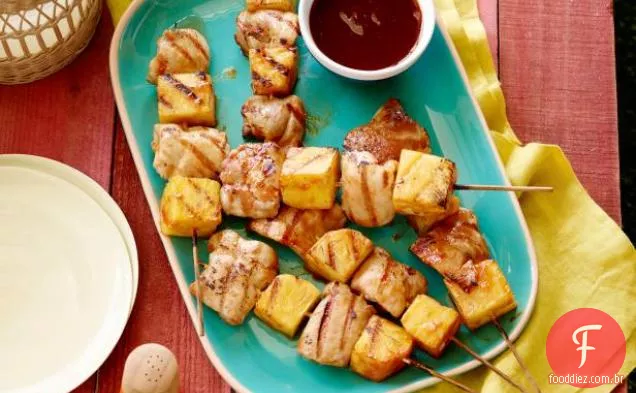 Espetos de frango e abacaxi